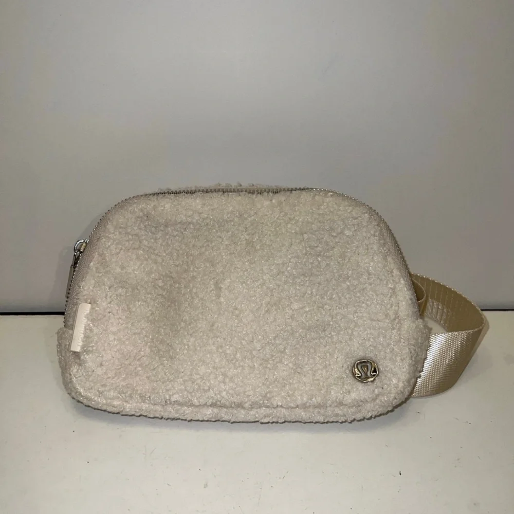 Lululemon Everywhere fleece Belt Bag 1L